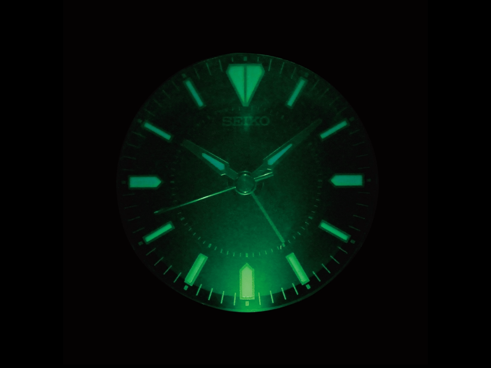 Night view detail of Seiko Mai dive style clock in black/black