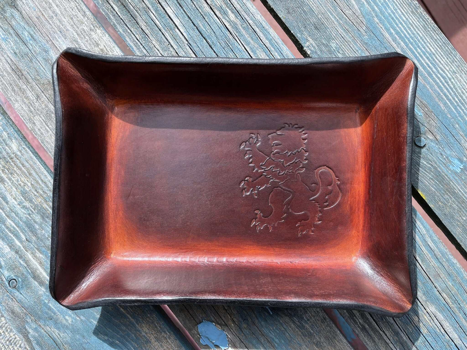 Leather valet with embossed lion. Timber brown