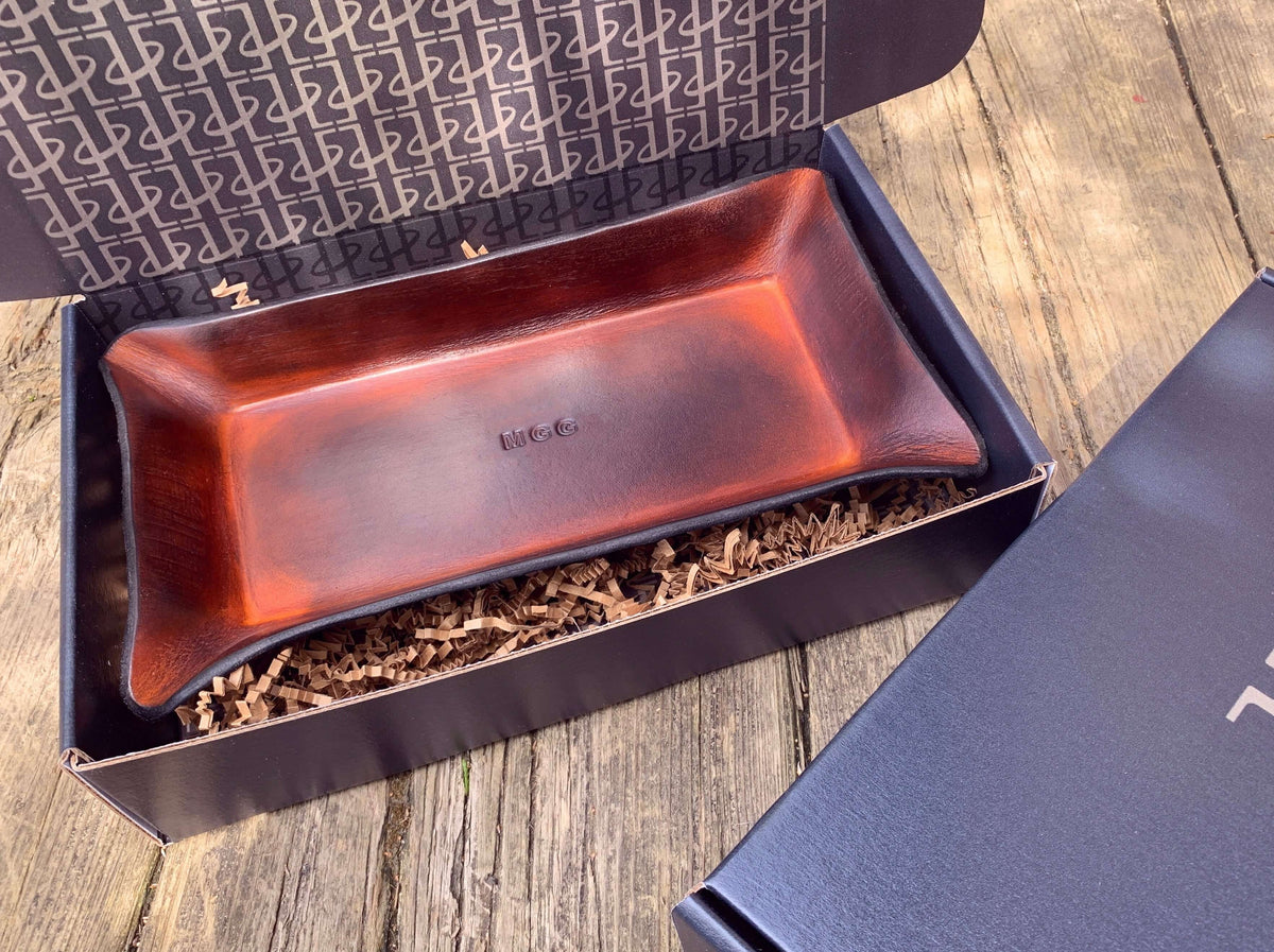 Valet tray with monogram. Groosmen&#39;s gift in timber brown.