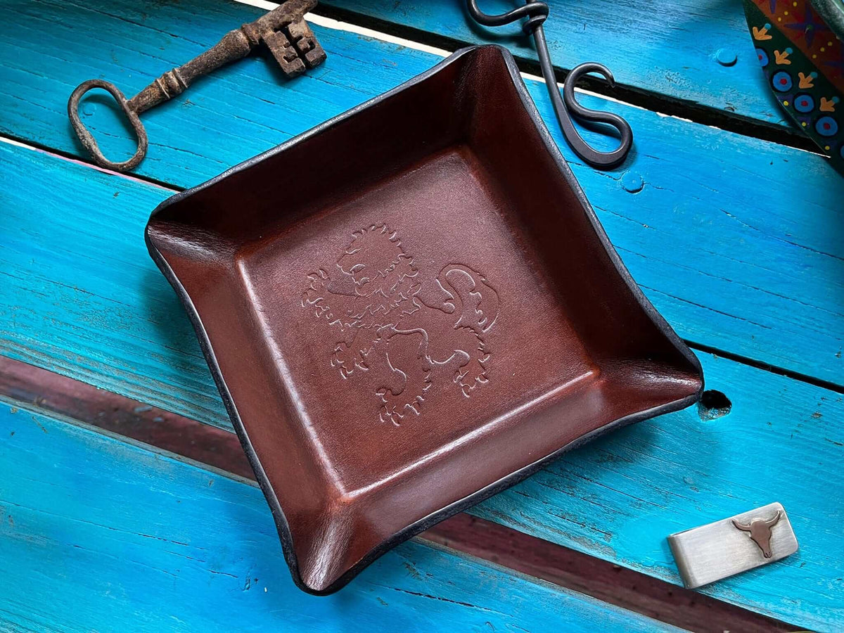 square valet with heraldic rampant lion image